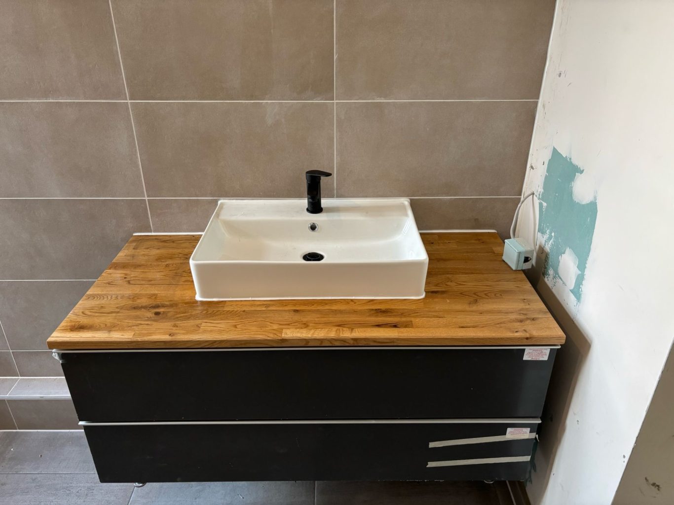 Badsanierung Berlin Mitte – modernes Bad mit neuer Dusche, Fliesen und Waschbecken