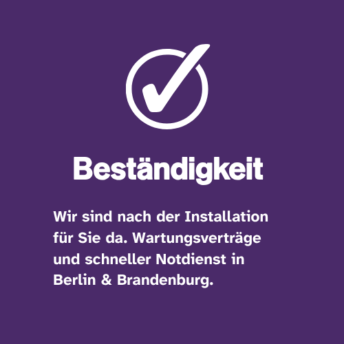 Übergabe einer fertig installierten Wärmepumpe an einen Kunden in Berlin – BLT Versorgungstechnik erklärt die Bedienung