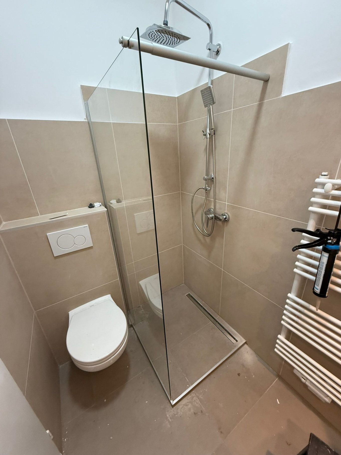 Barrierefreie Badsanierung Berlin – modernes Badezimmer mit bodengleicher Dusche und LED-Beleuchtung