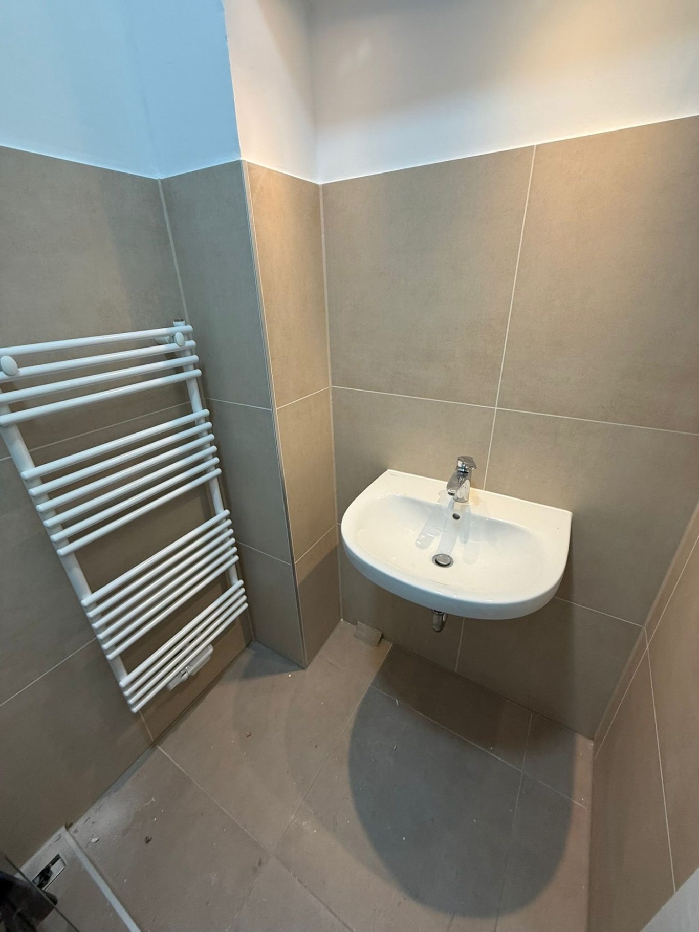 adsanierung Berlin Neukölln – professionelle Modernisierung eines kleinen Badezimmers